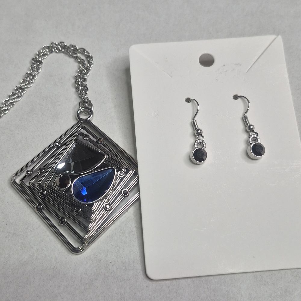 🚨Silver-tone Chain With a Textured Square Pendant.